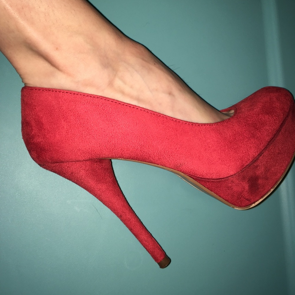 Modern red pumps! 👠